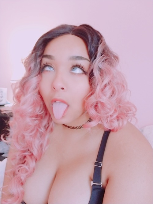 punkmacaroon: Angels like strawberries and cum I love the cross eyes