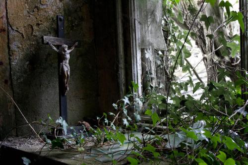 abandonedandurbex: Crucifix in window of abandoned home, Ireland. [3110x2074] Source: imgur.c