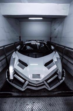rhubarbes:  White Lamborghini Veneno Roadster