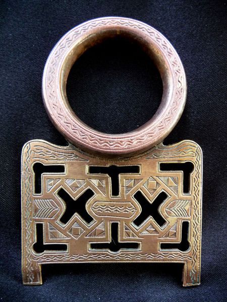 Tuareg Veil Weight - ASSROU N’ SWOUL - NigerGeometric layers of bronze, brass and copper.Cm. 8
