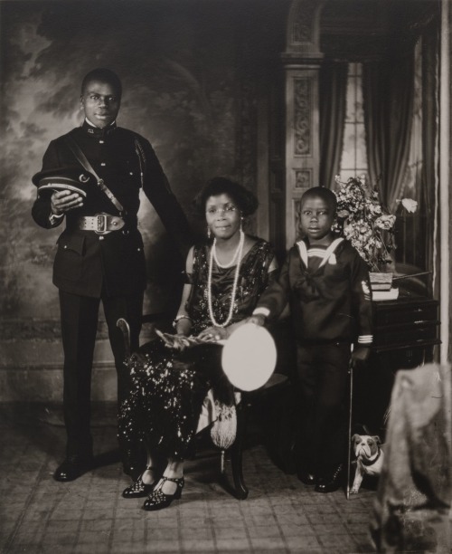 twixnmix: Portraits by James Van Der ZeeMiss Suzie Porter (1915) Garveyite Family (1924)Dancer (192