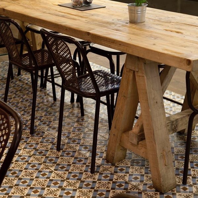 Advertencia tristeza Naturaleza RUFFINO MUEBLES COMERCIALES — Mesa mesa para cafetería con caballetes #mesas ...