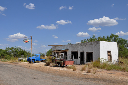 abandoned-playgrounds: Abandoned buildings of the almost Ghost Town of Clairemont, Texas.  Full stor