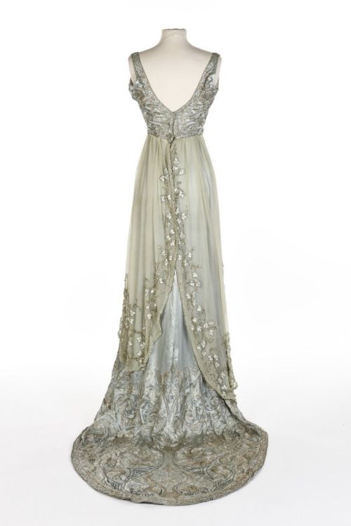 Court dress ca. 1908-10From Enchères Sadde via Interencheres