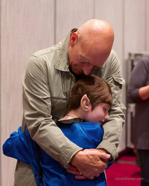 startrekker-runner:If you don’t love Patrick Stewart yet….While attending DragonCon,  Sir Patrick  m