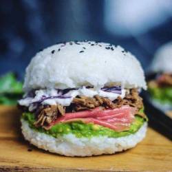 foodpornit:  Sushi burger #FoodPorn It’s confusing. I want it. via KevlarYarmulke