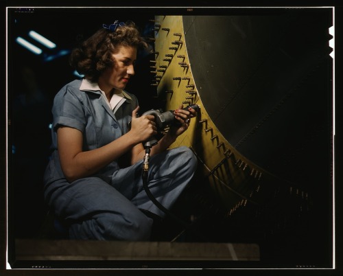 rouquinoux: The real Bomb Girls in wartime in USA, in the 40’s.