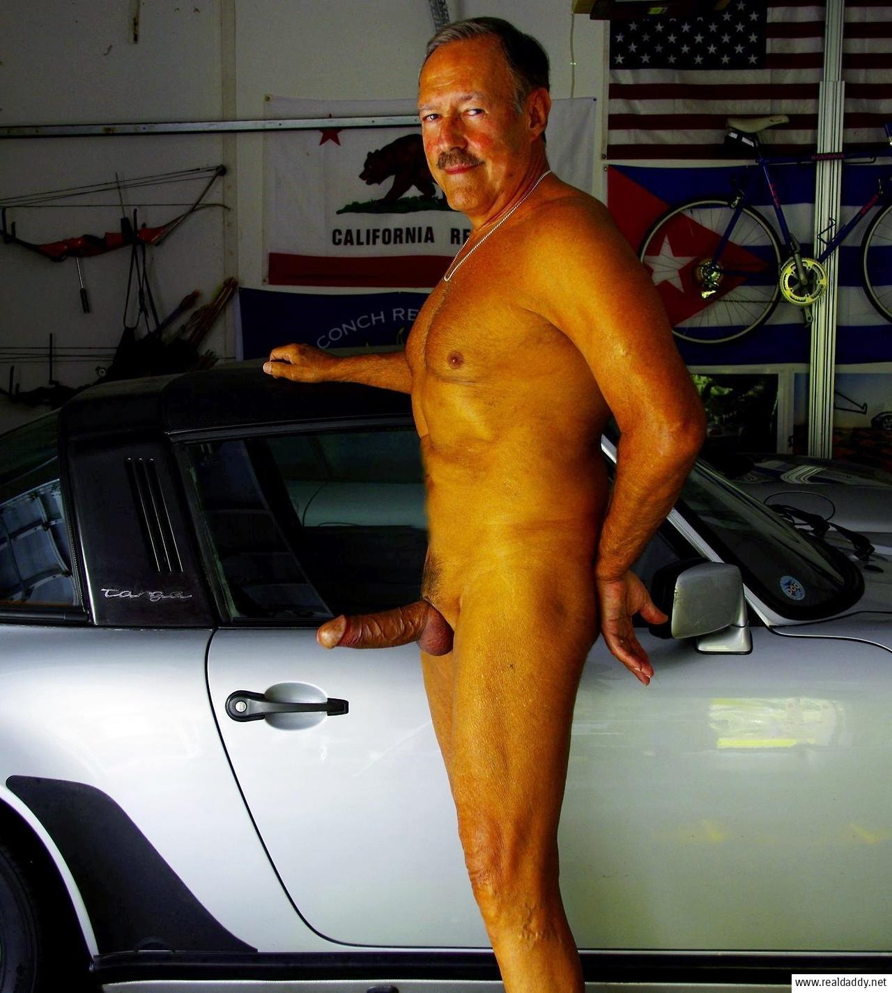 dizzle5:Epic pose. So much going on here. 