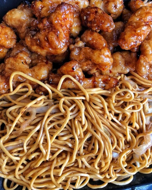 everybody-loves-to-eat: Orange Chicken and Chow Mein  (source)