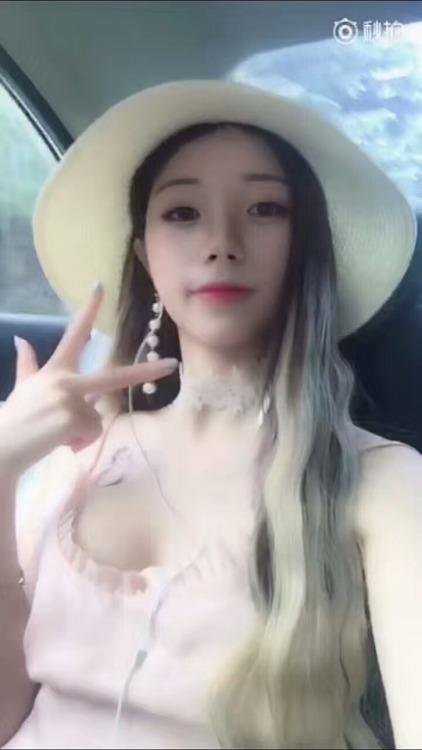 sex-videosss: 在车里可以干嘛呢？