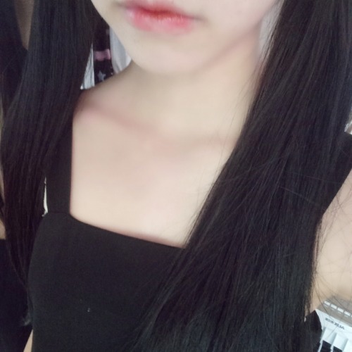 miaowww3: 挤挤就会有系列_(:з」∠)_ 不想秀胸 因为没胸 （哭哭） 还有QAQ 再说我是男孩子打你们噢 (´･_･`)没有胸你们看锁骨就可以…&hell