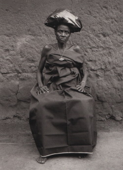endilletante: Bouraïma Akodji : a widow (studio Photo Idera, Abomey, Benin). From “Life and afterlife in Benin” edited by Alex Van Gelder, Phaidon, 2005. Amazing, beautiful book.  
