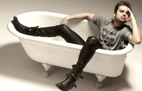 proud-to-be-a-freak:  New sexual orientation: Hot people in bathtubs…