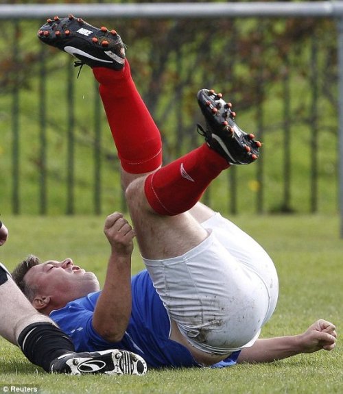 bigmenoftvandfilm: bigmenoftvandfilm: Ed Balls playing football and cricket. (The cricket bum pic ha