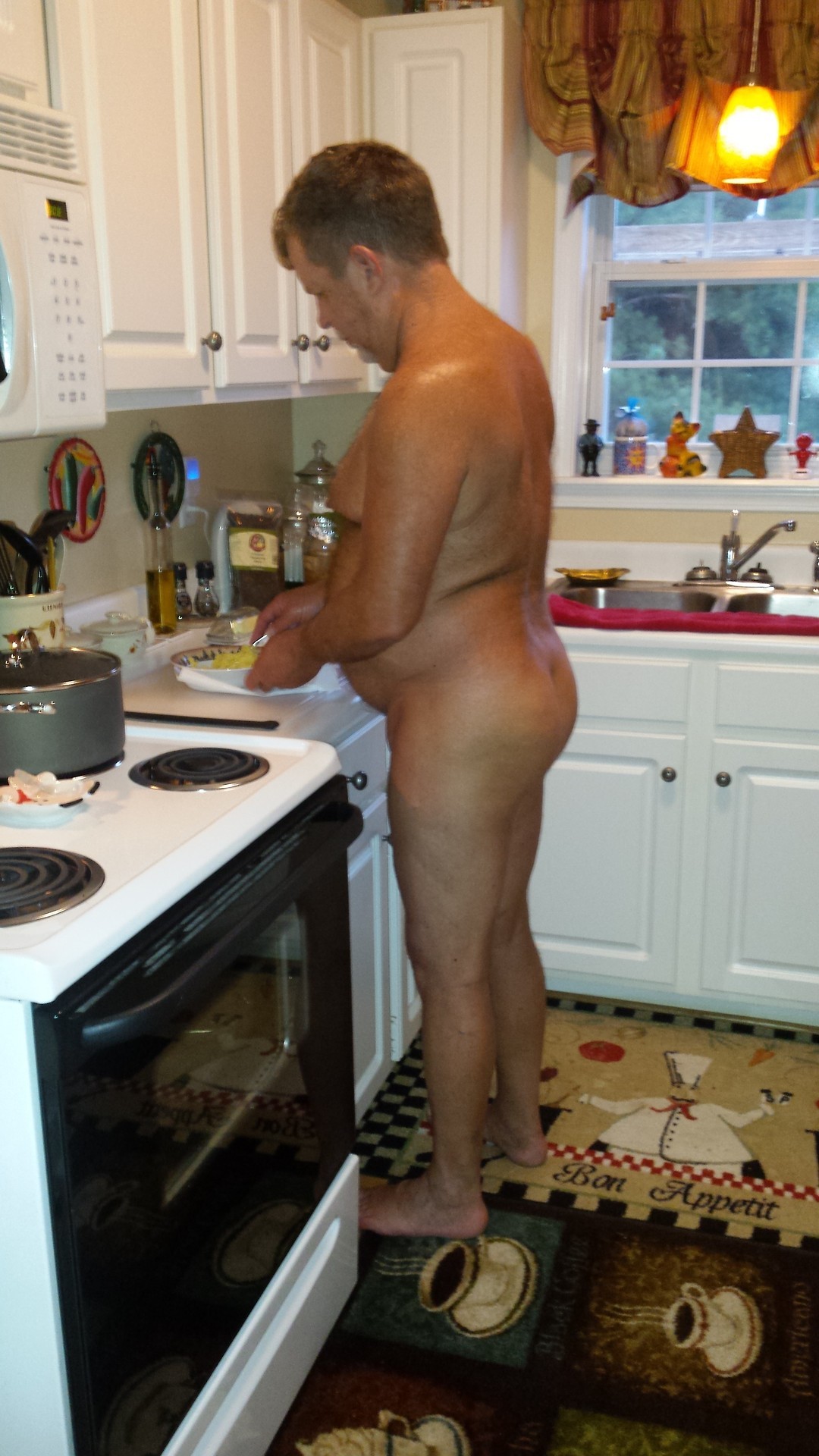 blkfshcrk-naturist:Thanks for your submission.  Time to make breakfast… A guy needs