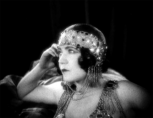 taisummer7: thewisecrackingstwenties:   CLASSIC RENEÉ ADORÉE, in The Show (1927)  Directed by Tod Browning and starring matinee idol John Gilbert.   °`°•▪¤°☠°💋°☠°¤▪•°`° 