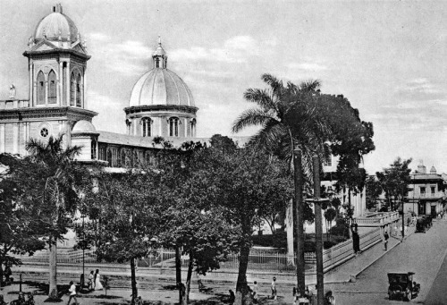 Vista hacia Catedral Metropolitana, centro de San Salvador, El Salvador.