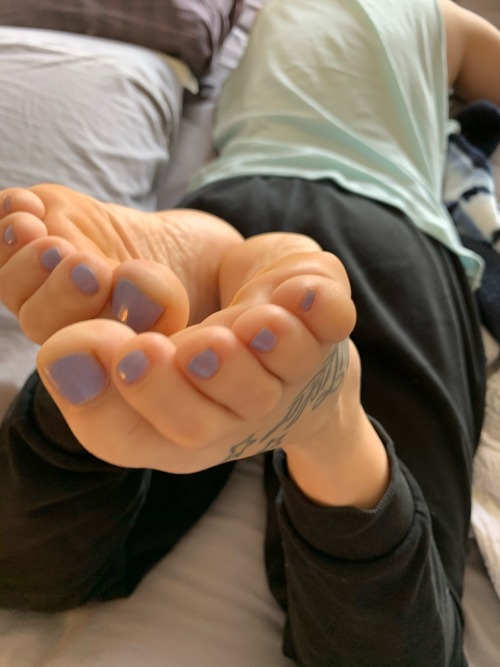 fundeerpanda-deactivated2021042:Wife’s pretty feet on this late Wednesday morning