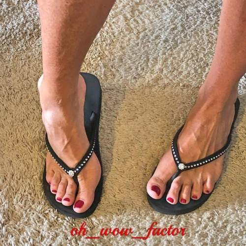 ohwowfactor: Holiday toenail polish, check!