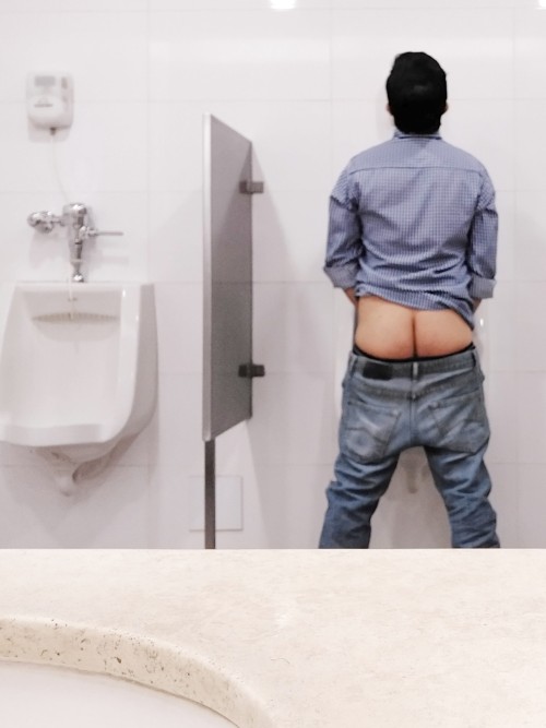 I Was Peeing When I Decided To Take Off My Pants And Show My Ass...