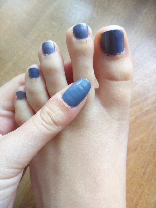feetqueen98: Chi vuole succhiarmi le dita? Who wants to suck my toes?