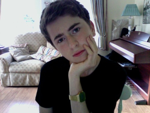 honeyclubremix:  Never again will I post a selfie with clothes not in the grey-black spectrum 