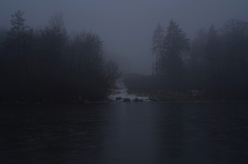 A dark and gloomy morning by lake Mälaren.