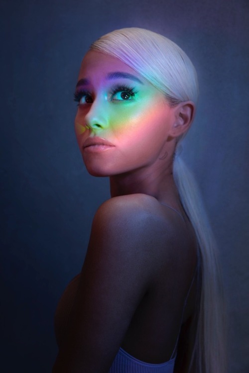 arianagrandeupdatesx: arianagrande: ʎɹɔ oʇ ʇɟǝl sɹɐǝʇ ou ʍou ʇno arianagrande.lnk.to/notears