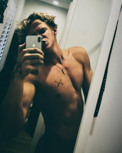 malecelebsandporn:  Cody Simpson