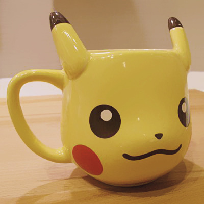 japan-overload:Pokeball mug  |  Pikachu mug