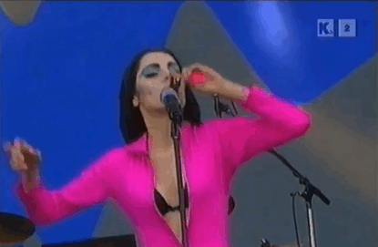 illtieyourlegs:Pj Harvey performs Meet Ze Monsta (1995)