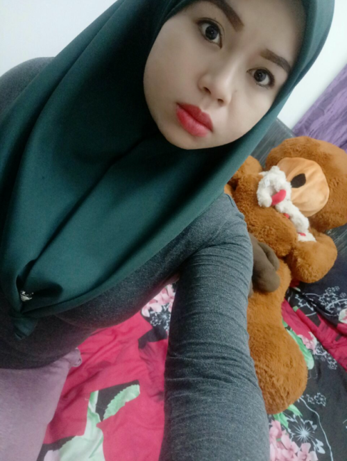 feelguy: berahimelayu: Awek Farmasi Caring. Boleh dapat diskaun staff price kalau beli kondom.  tkde
