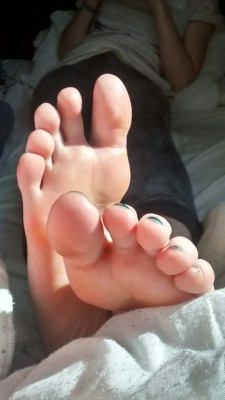 feetlover696969:  ashfeet:  What a view!  Cute toes!! 