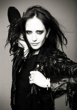 Evagreennews:    Eva Green Elle Russia October 2010.     