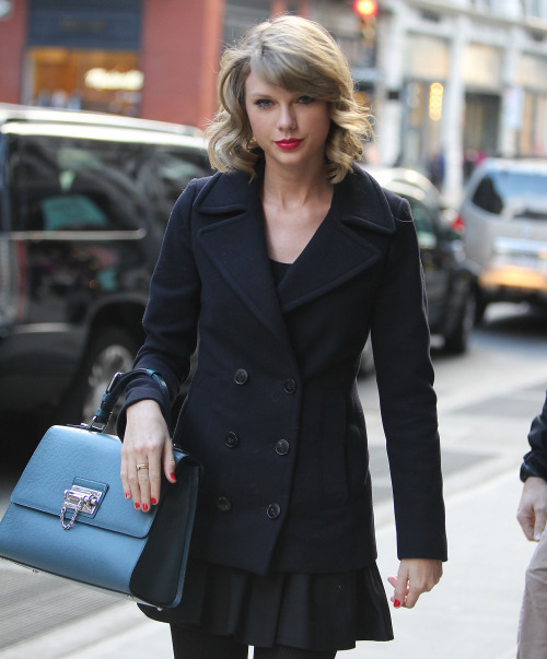 tayswiftdotcom:  Shopping on Broadway in NYC 01/16/15 (x)
