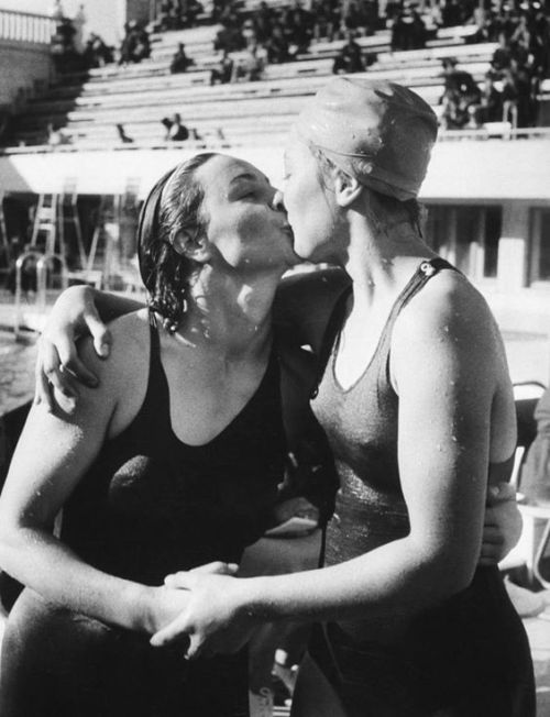 wlwvintage:Maria Gavrish kissing Ella Kovalenko who defeated her in breast stroke, during unofficial