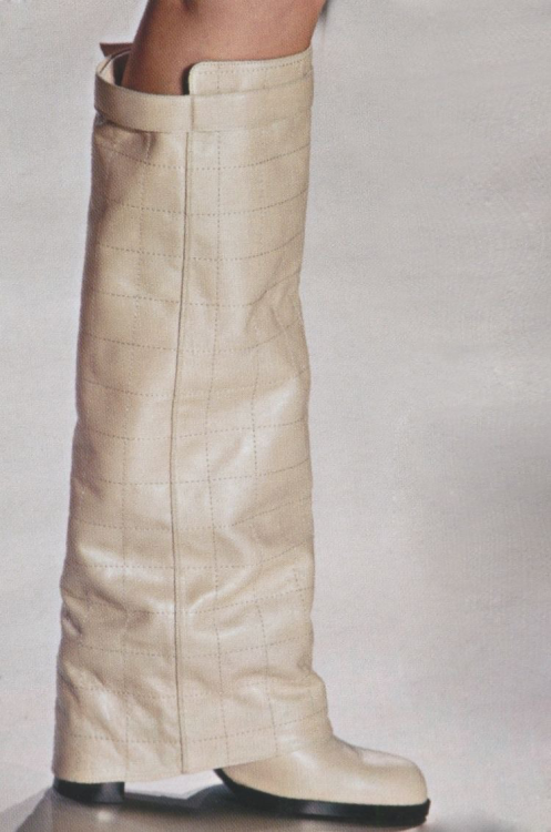 Inspografik:   Chanel 2002-03Aw Leather Boots