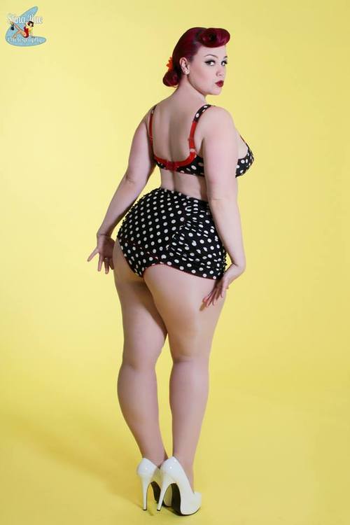 Curvy Pin Up