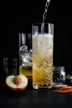 foodffs:  SPARKLING PEACH WHISKY COCKTAILFollow for recipesIs this how you roll?