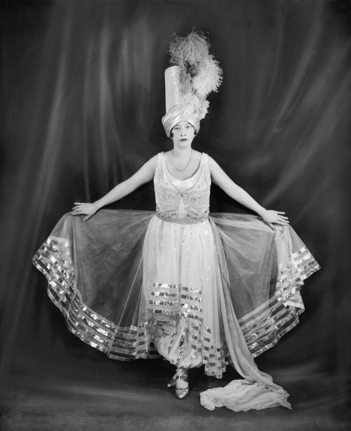 livelymorgue: Feb. 5, 1928: Mrs. Lawrence Copley Thaw as a “White Sultana” at an annual