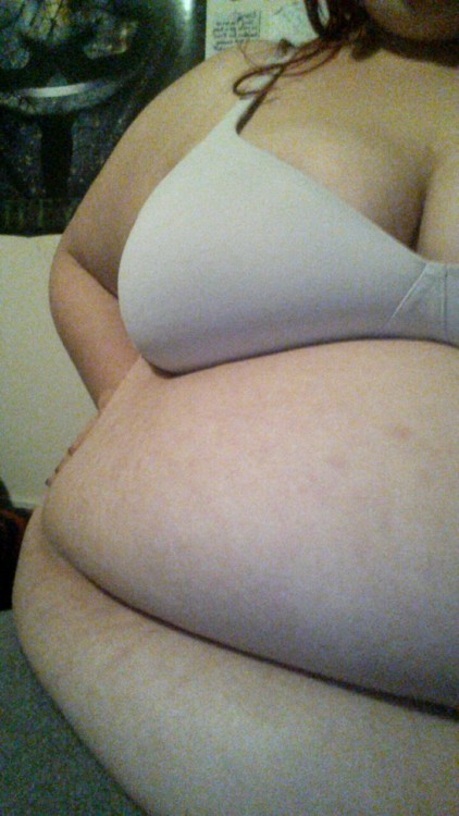 bigbelliedbeauty:  Is it just me, or have I gotten fatter? I think it’s because of @loveforfeedees . Just look how wide I’ve gotten! 