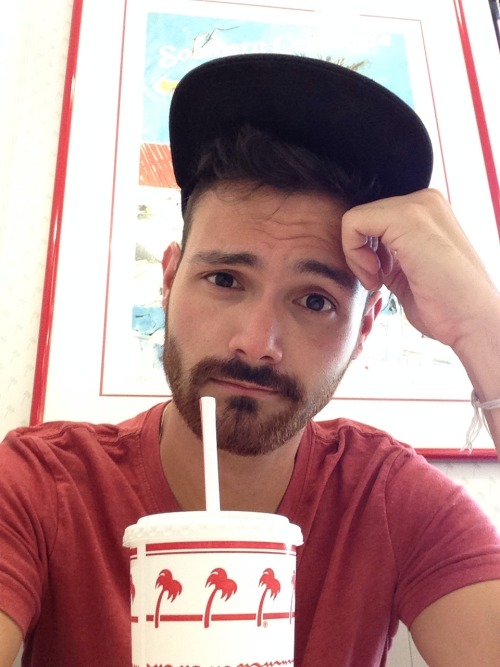 gayflensburgblog:  scruffyloverdude:  justlearningasigo:  I don’t feel too great therefore junk food. Ps damn u sunburn.  What a sexy guy. :)  Such a hot guy!!!!! 