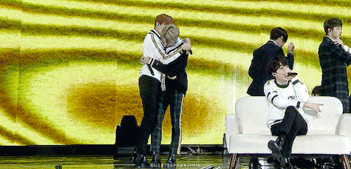 sweaterpawsjimin:someone save him