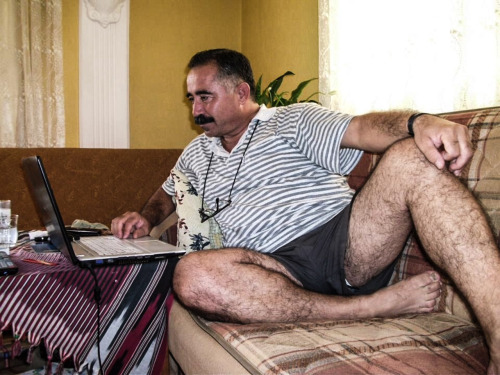 lobito07:  bradsh:  Hairy arabean legs   Qué belleza quiero tener una seria y disfrutarlo al máximo