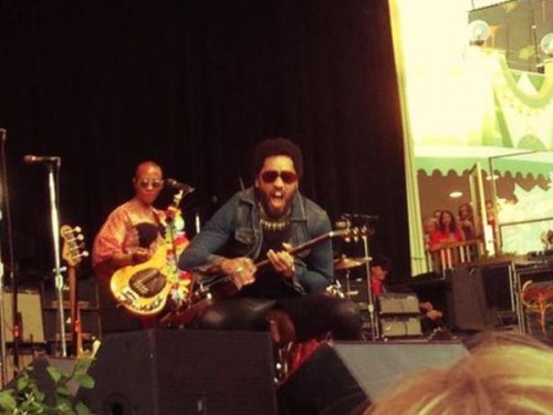 Lenny Kravitz showed the world his penis when his pants split open at a recent concert. caralholover