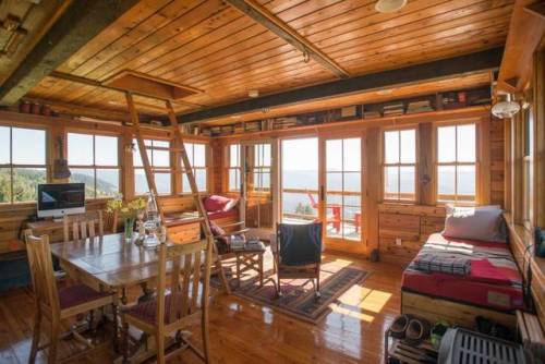utwo:  Off the Grid and Forty Feet Up  United States Forest Service tower © airbnb.com  yup your tax money well spent
