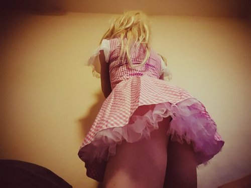 Introducing Sissy Stephanie Faye from the UK. Stephanie is a very sexy sissy, I love these pics of h