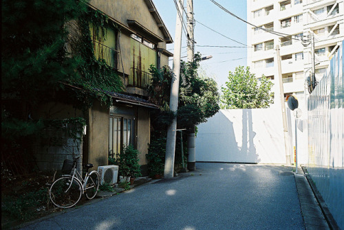 peko-poko:  Senju Tokyo by ogino.taro on Flickr. 