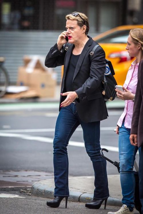 akafoxxcub:imgonnafeedyoutomypigs:Eddie Izzard looking glam af in NYCi never look this good in heels