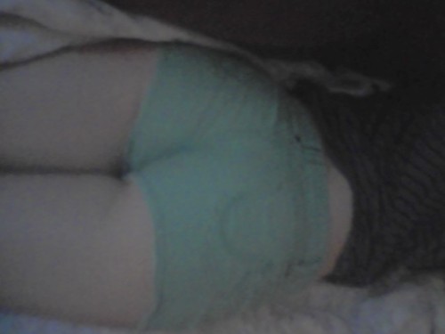 somethingsexyyyy: A little booty and a selfie ;)  Show some love